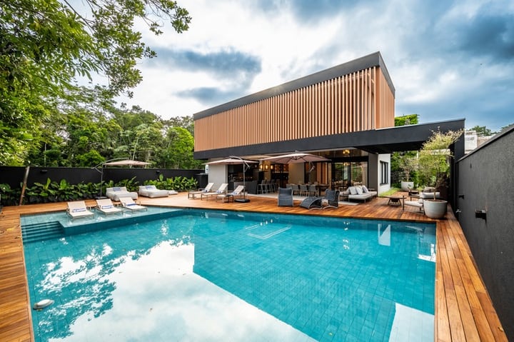 Piscina e varanda da casa em São Lourenço, obra pronta