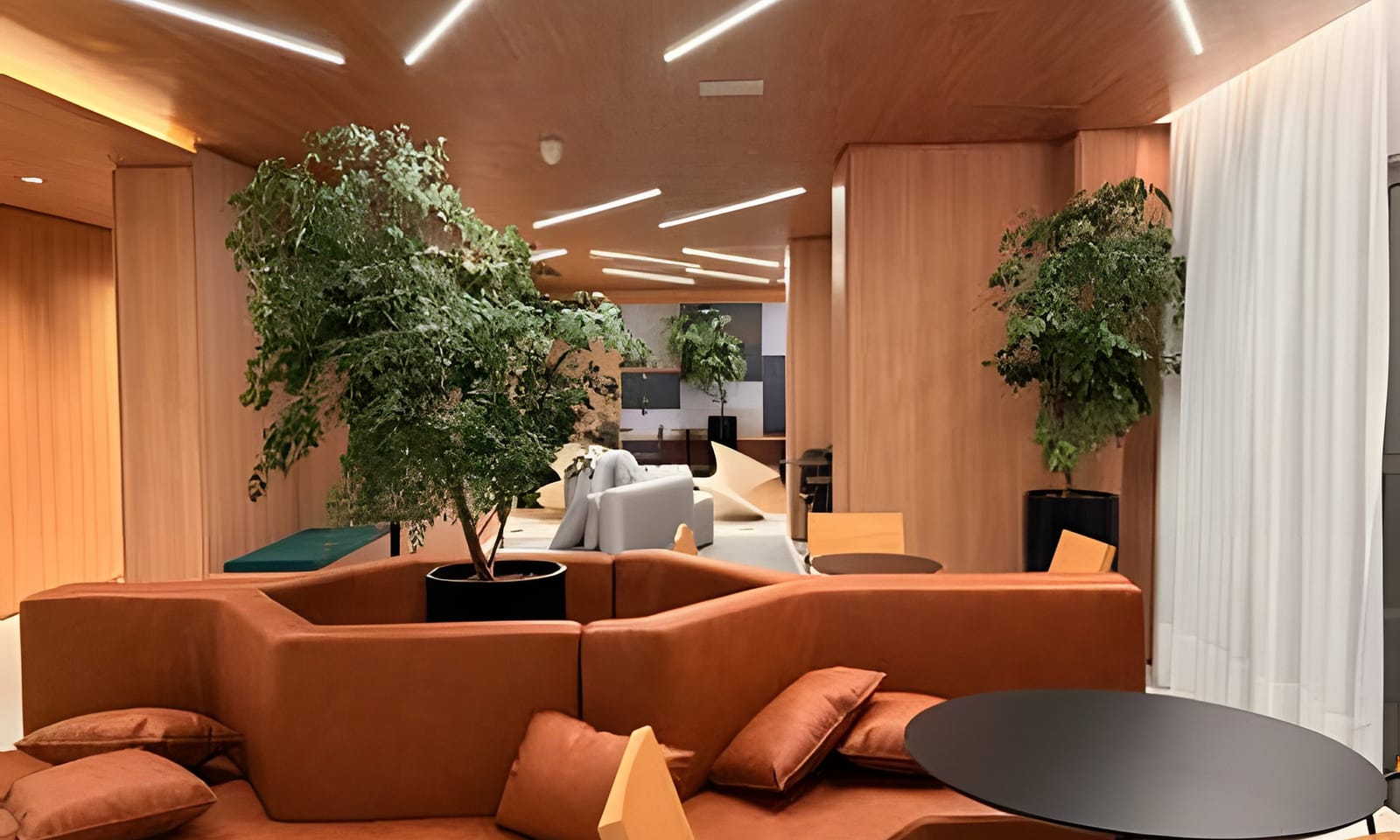 Lounge do prédio com sofás e plantas