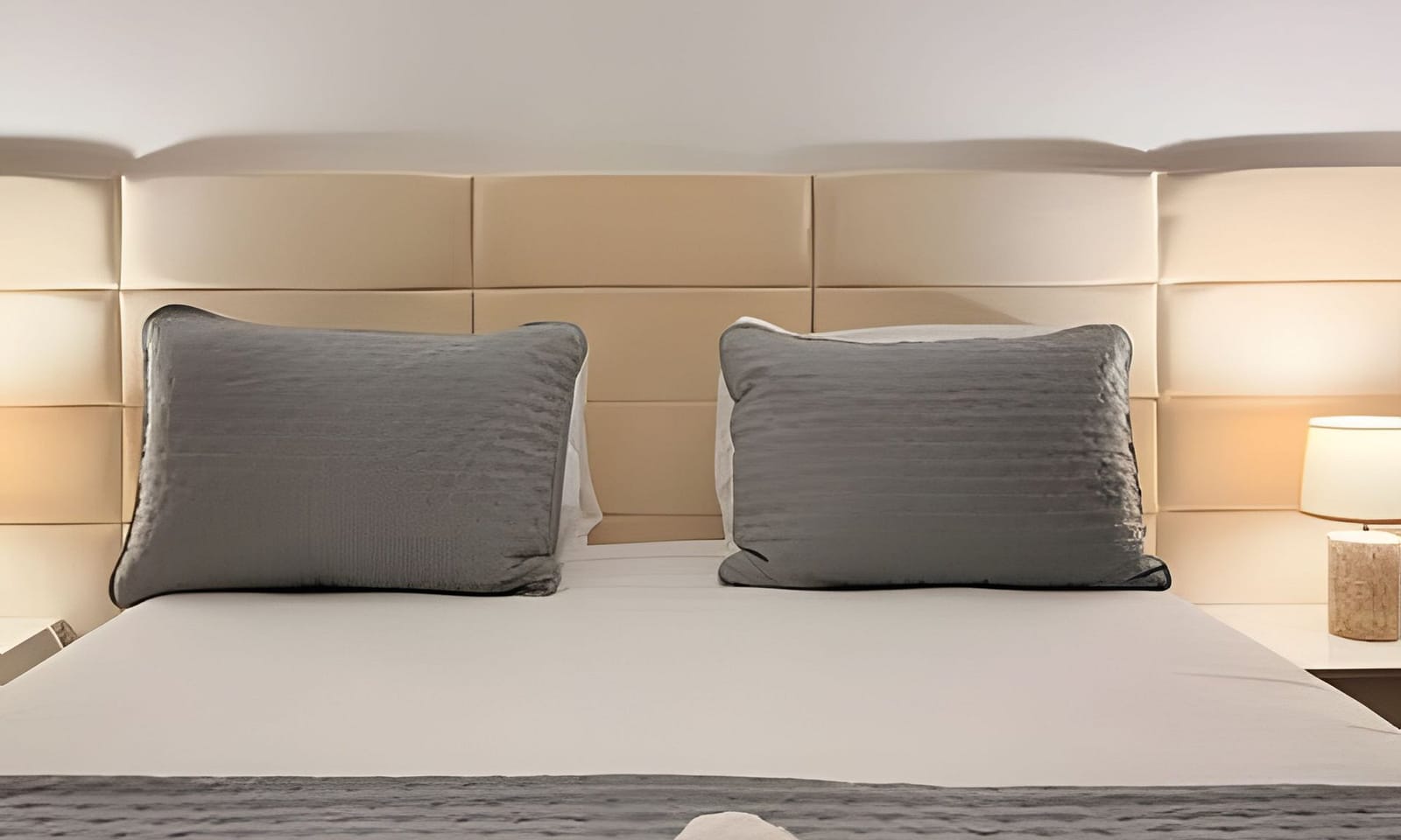 Quarto de casal arrumado e vazio, pronto para o próximo hóspede