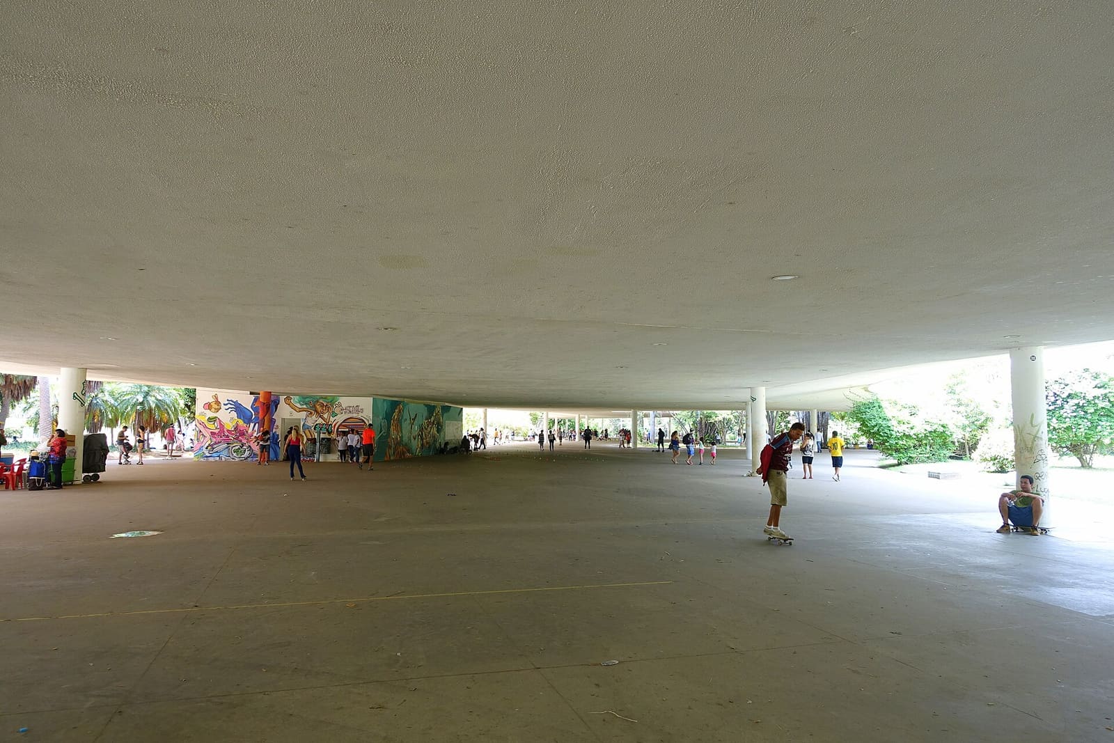 Marquise do Ibirapuera, passarela coberta com pessoas caminhando e andando de skate