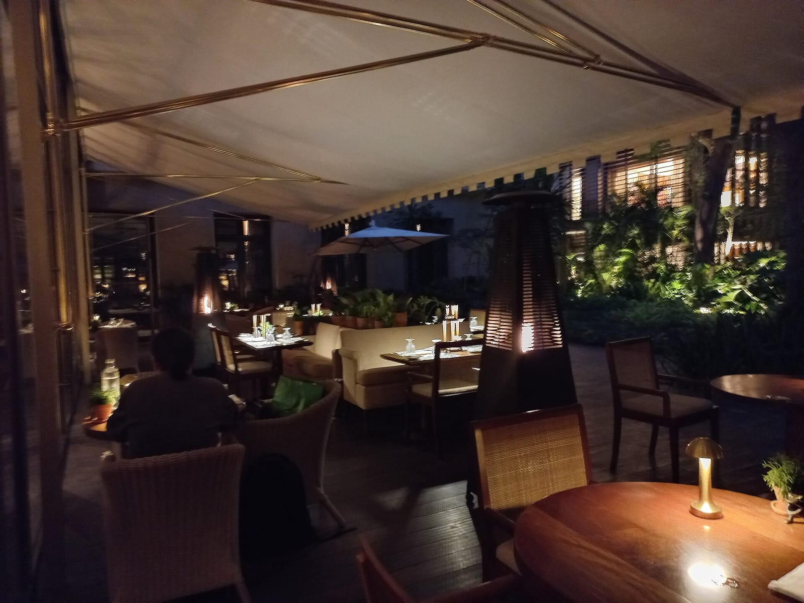 Terraço de restaurante na Cidade Matarazzo à noite