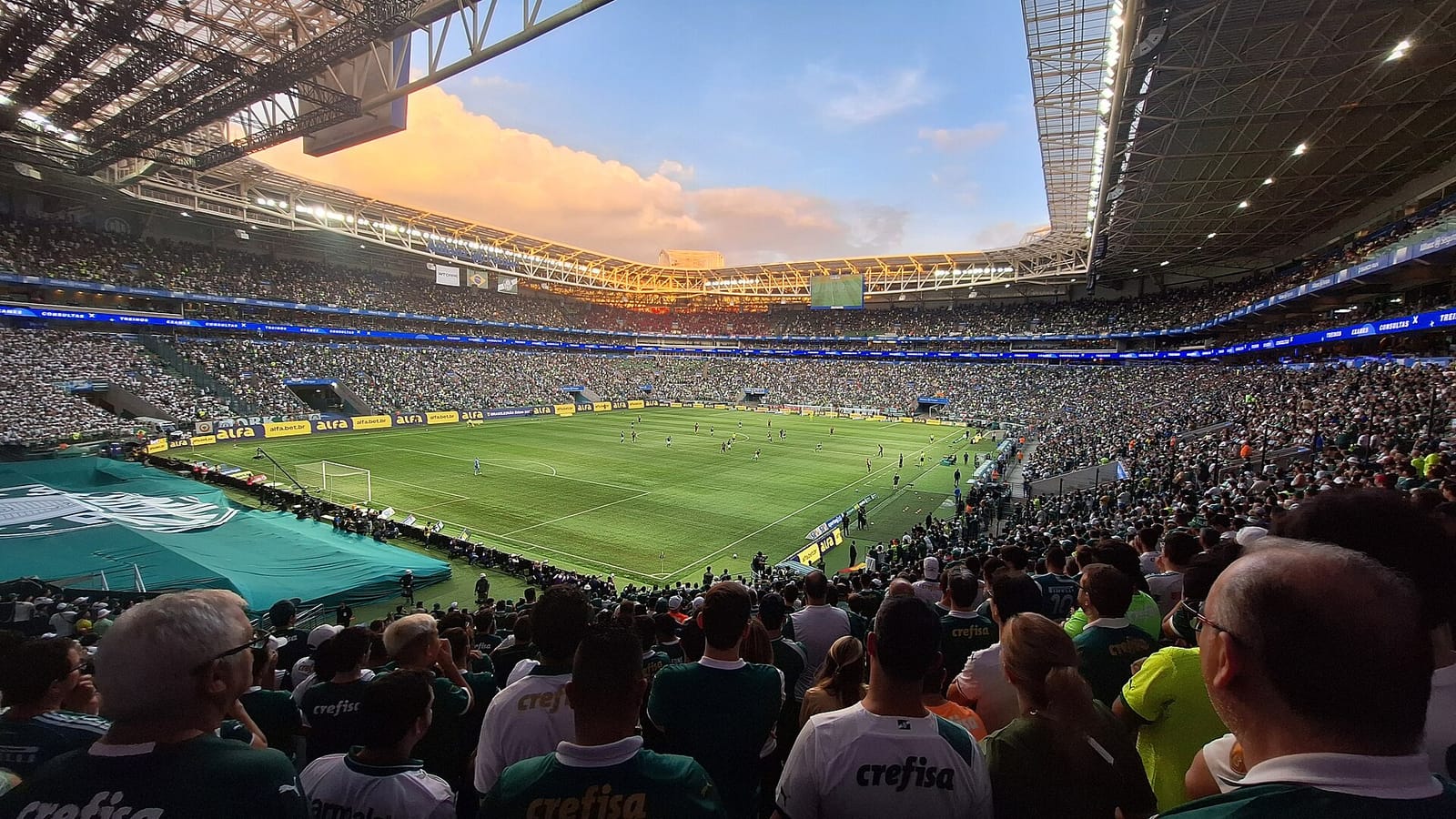 Estádio do Palmeiras lotado em dia de jogo, ao entardecer