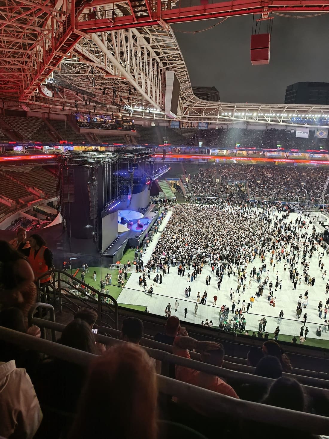 Show com o gramado do estádio tomado pelo público