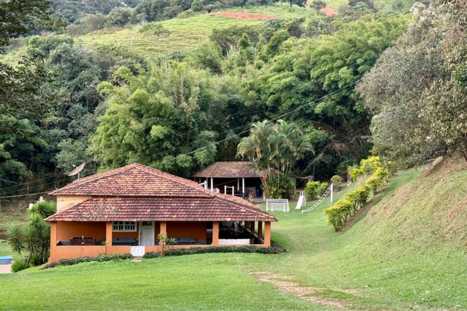 Casa de fazenda cercada de mata em Brumadinho